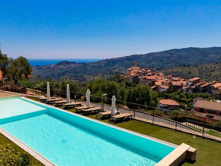 Ferienwohnung für 4 Personen, mit Balkon und Terrasse sowie Pool und Ausblick