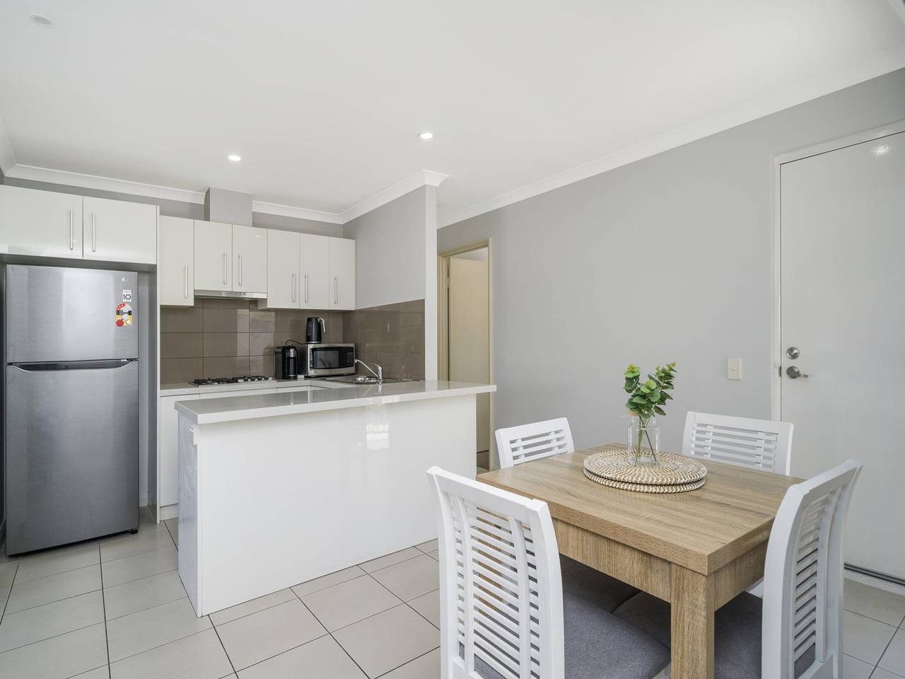 Entire apartment, Sunny 2-Bed in Quiet Location with Balcony in Cannington, Perth