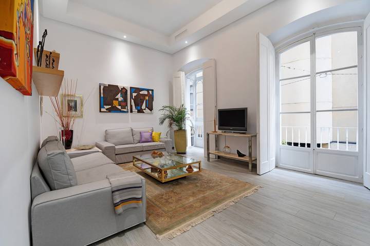Hel lägenhet, Apartment Piso con Encanto close to the Beach with Balcony & Wi-Fi in Cadiz Old Town, Cádiz