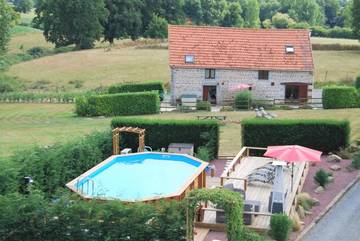 Gîte pour 6 personnes, avec vue ainsi que jardin et piscine à Isigny-le-Buat