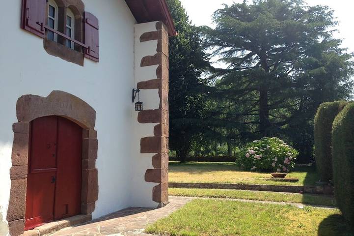 Location de vacances pour 6 personnes, avec jardin à Saint-Martin-d'Arrossa