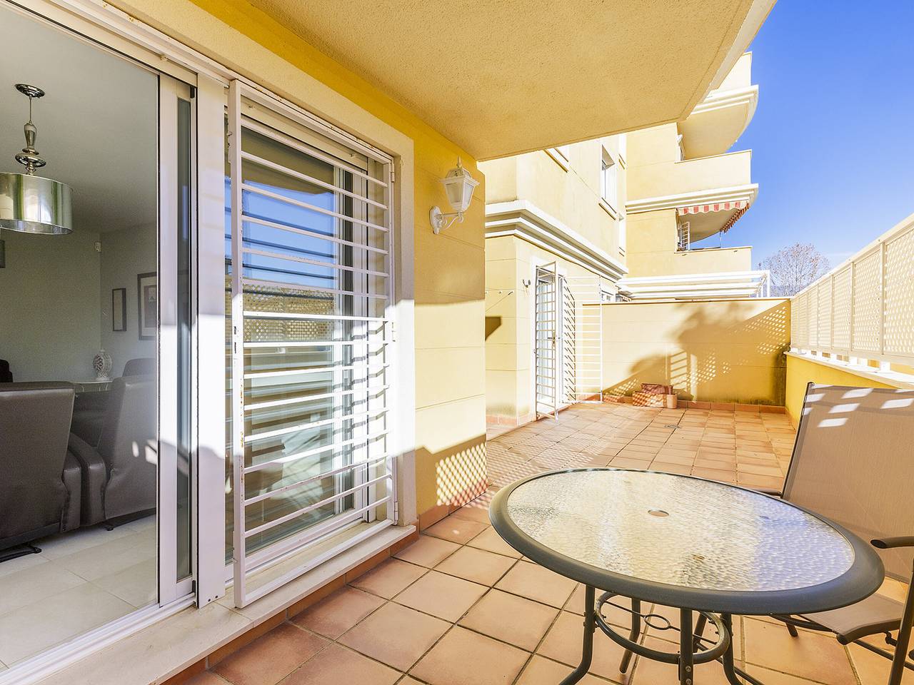 Apartamento entero, Apartamento moderno en Algarrobo Costa con terraza y aire acondicionado in Playa de Mezquitilla (Algarrobo), Algarrobo