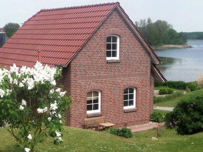 Ferienhaus für 6 Personen, mit Terrasse und Garten sowie Seeblick in Sternberg
