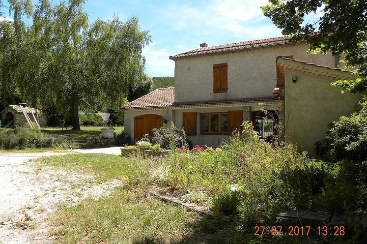Gîte pour 4 personnes, avec terrasse ainsi que jardin et piscine à La Faurie