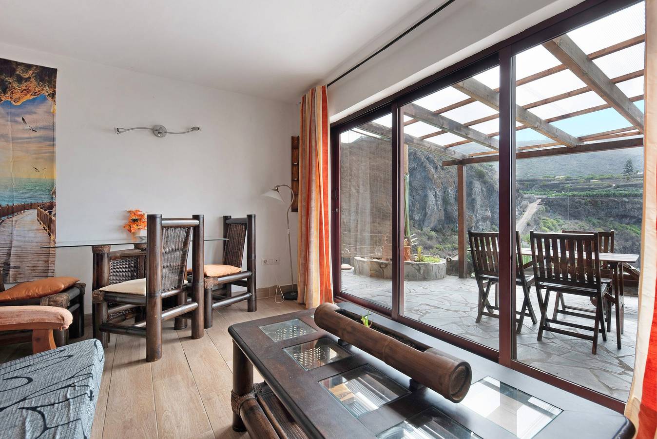 Appartement entier, Appartement Ana avec vue sur les montagnes, vue sur la mer, Wi-Fi et terrasse. in San Marcos, Tenerife du Nord