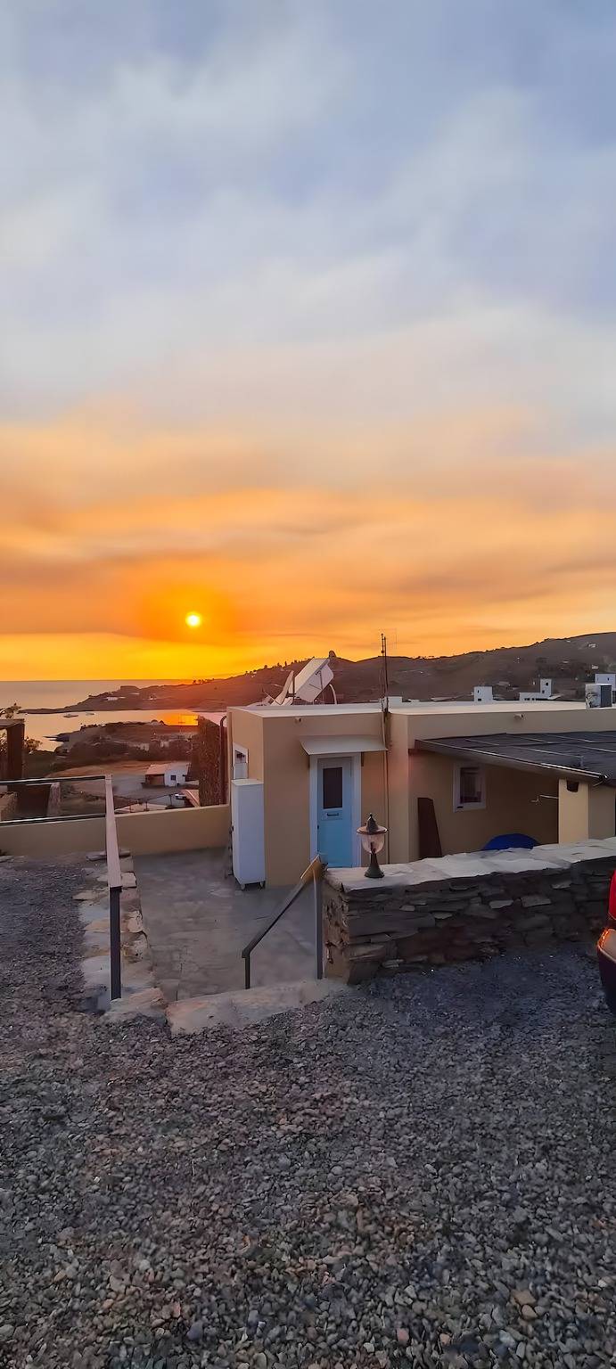 Maison de vacances 'Kea's Sunset Stone Retreat' avec vue sur la mer, Wi-Fi et climatisation in Kea