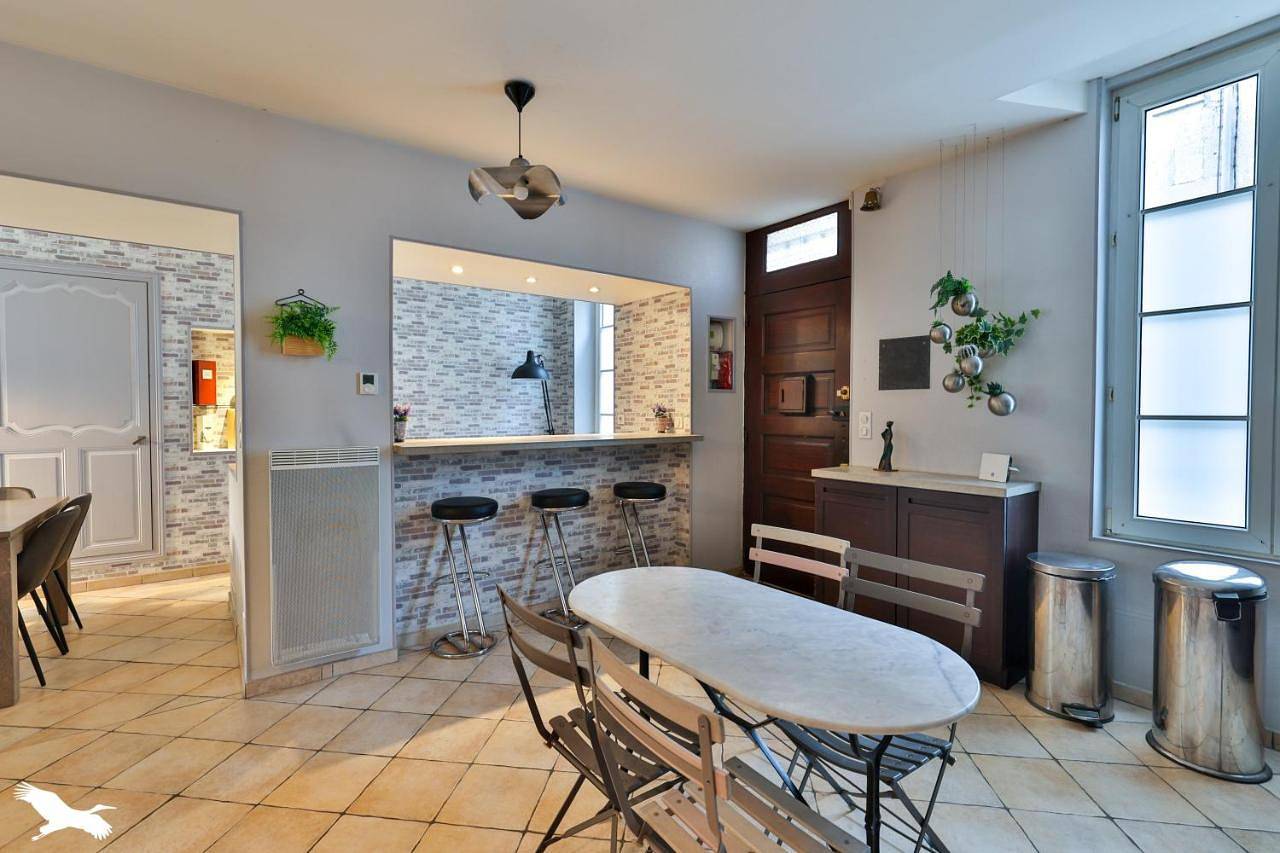Appartement entier, Five-Bedroom House in Cognac, Charente