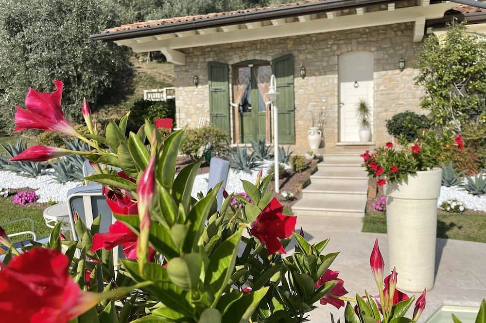 A chalet w/pool 10 km from Lake Garda Cir: in Gavardo, Gardasee-Berge