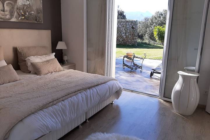 Beautiful air-conditioned villa with jacuzzi pool, large, quiet property with trees. in Belgodere, Calvi e dintorni