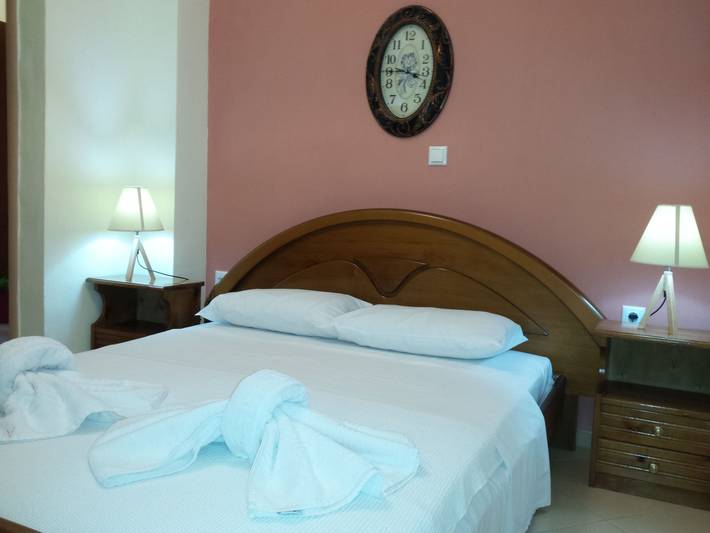 Gîte pour 5 personnes, avec jardin dans Stalos - 4