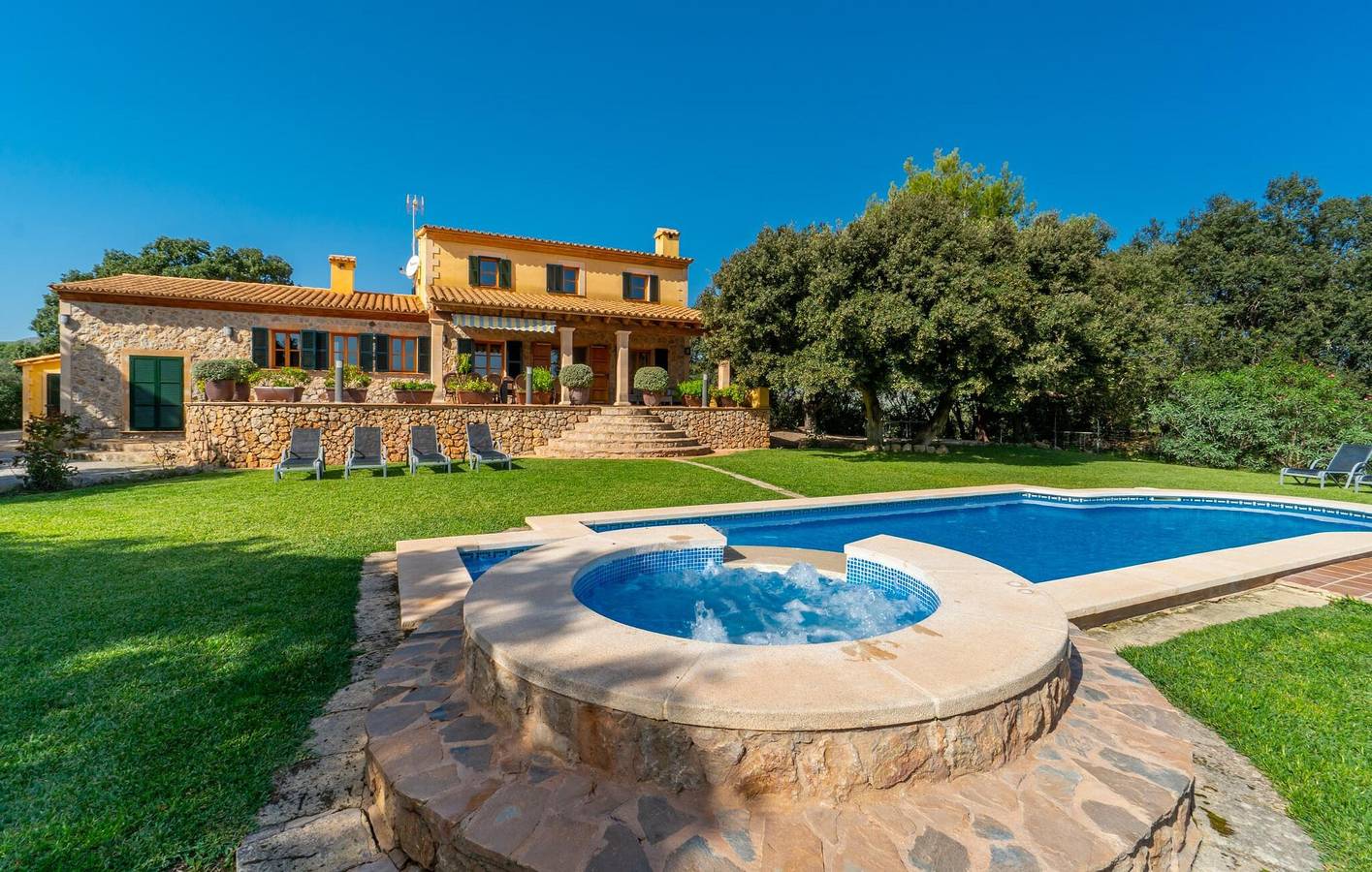 Sonnenterrasse am Pool mit Küche und Grill in Artà, Mallorca Osten