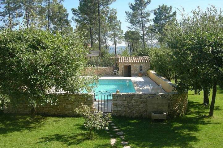 Cabaña provenzal con piscina ubicada cerca del pueblo de Roussilon in Rosellón, Parque natural regional del Luberon