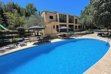 Location de vacances pour 8 personnes, avec terrasse et jardin à Opio