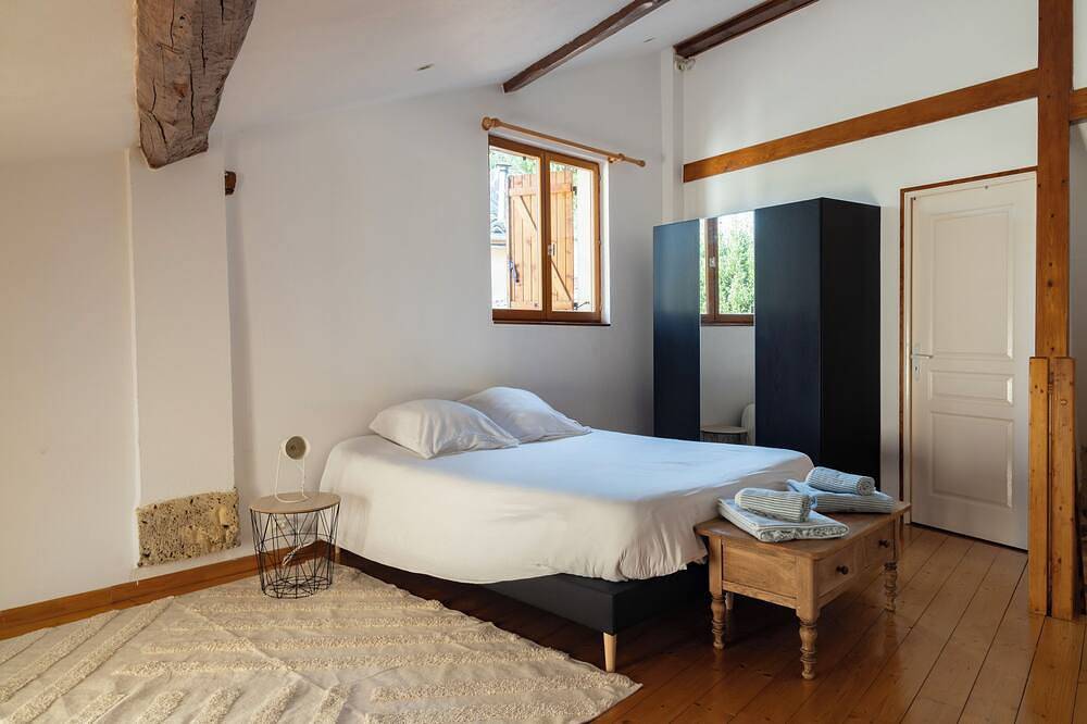 Charming stone house with terrace & barbecue, near valence in Montélier, Región de Valence