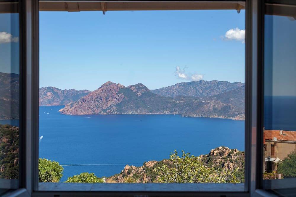 Appartement entier, T3 neuf situé au calme dans le fond du village de Piana - Vue mer spectaculaire in Piana, Région d'Ajaccio