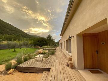 Gîte pour 16 personnes, avec sauna et terrasse ainsi que piscine et vue, animaux acceptés à Saint-Florent-sur-Auzonnet
