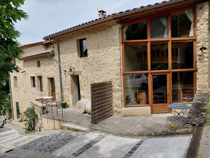 Gîte pour 5 personnes, avec terrasse ainsi que jardin et piscine