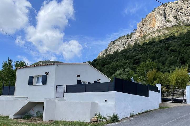 Location de vacances pour 4 personnes, avec Terrasse ainsi que Jardin et Piscine à Le Revest-les-Eaux