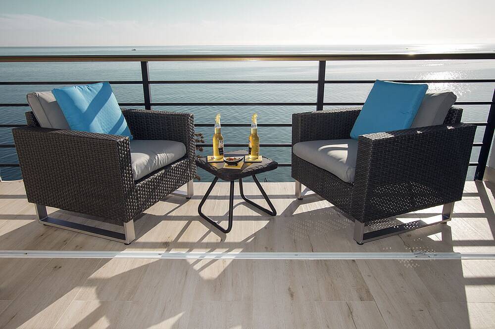 Entire apartment, Deluxe Apartment- Beachfront, Swimming Pool, A/A, Free Wifi And Parking in La Carihuela, Torremolinos