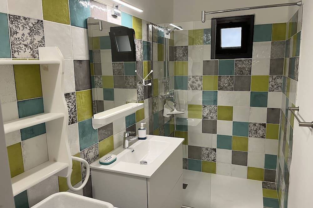 Ganze Wohnung, Large garden apartment, 100 metres from Tarco beach in Conca, Sartène und Umgebung