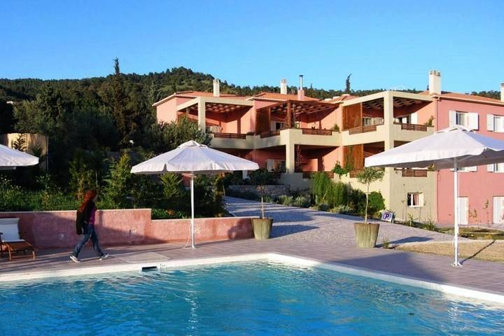 Appart’hôtel pour 3 personnes, avec Balcon et Terrasse ainsi que Jardin et Bassin pour enfant