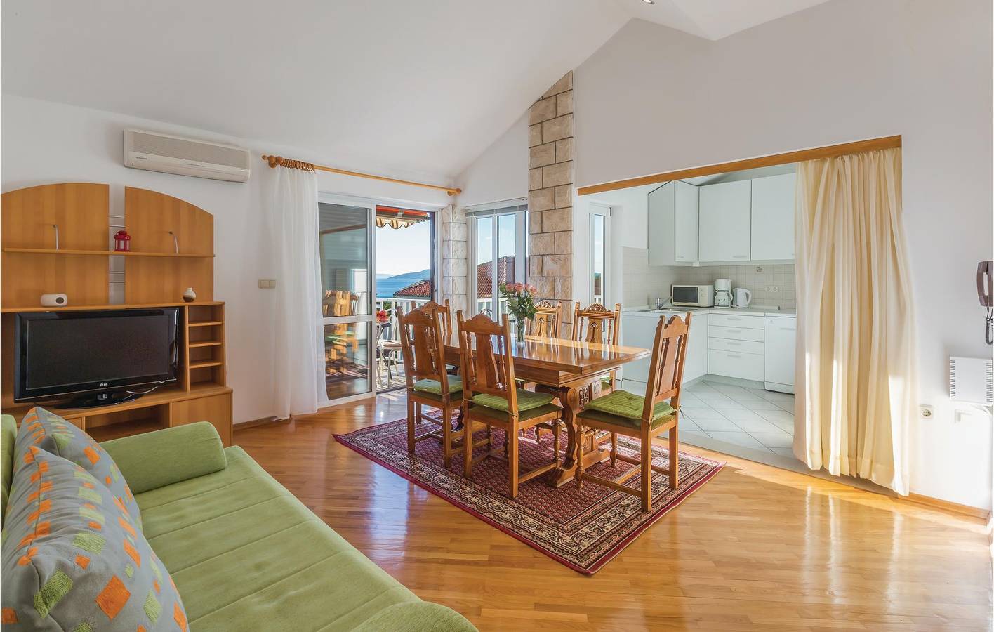 Appartement de vacances entier, Charmant appartement avec terrasse et parking, à 400 m du bord de mer à Makarska in Makarska, Makarska riviera