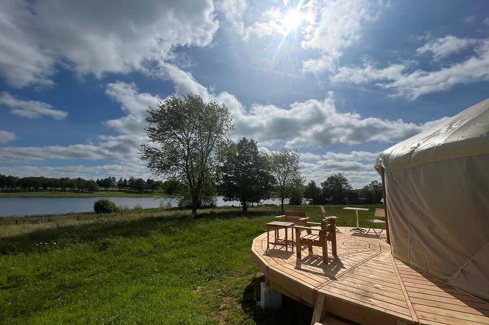 Yourte tout confort avec vu sur le lac. in Verneuil, Parc naturel régional Périgord-Limousin