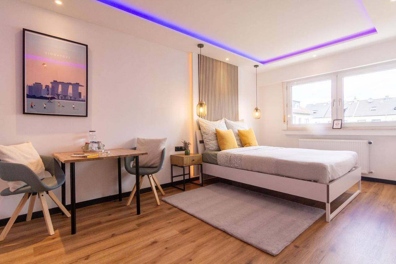 Shiny Singapore Room - Homestay - Doppelzimmer mit Gemeinschaftsbad in Porz (Köln), Keulen