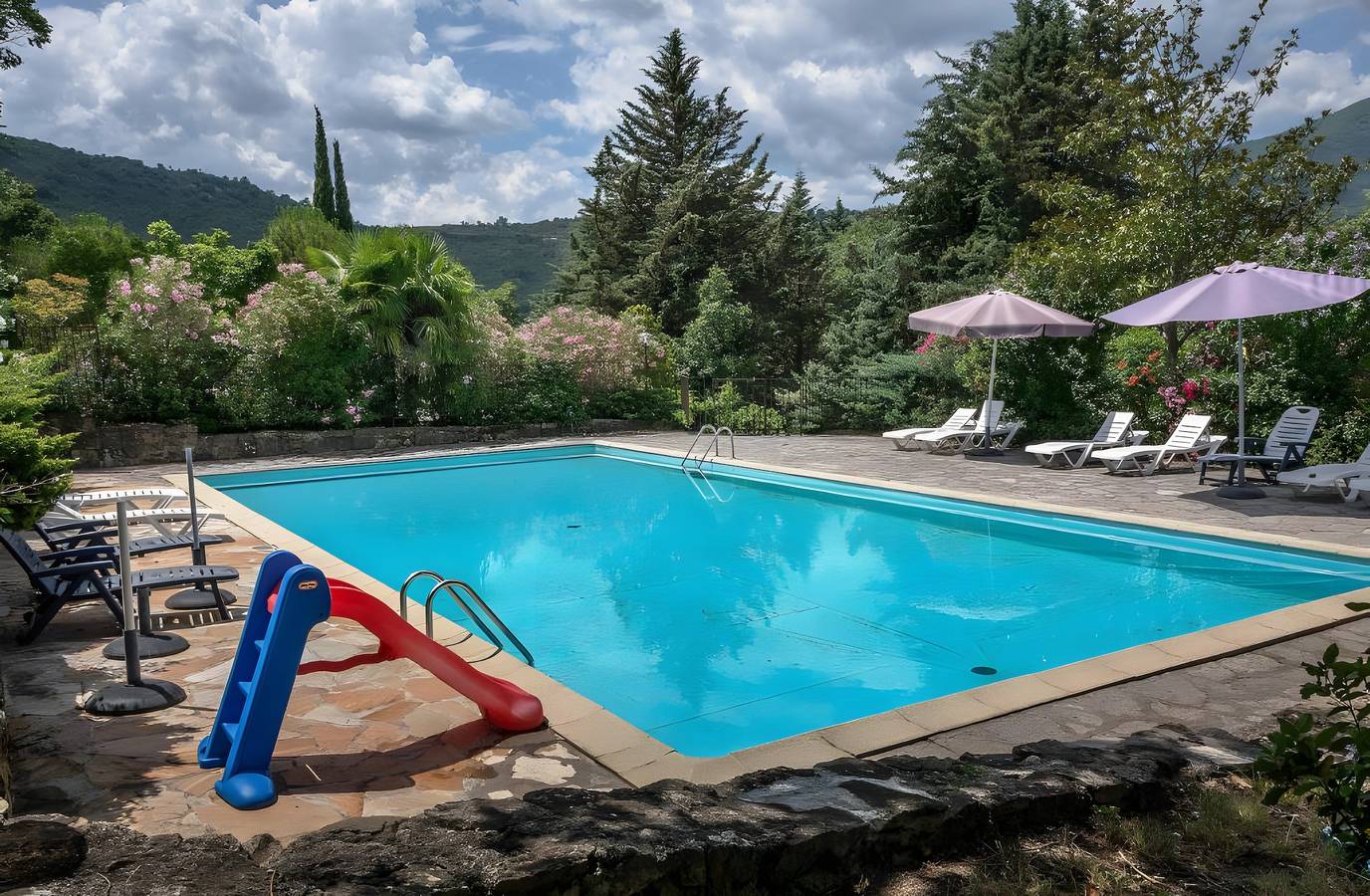 Chalet "Comfort Shared Pool" with Pool, Shared Terrace, and Wi-Fi in Les Vans, Cevennerne
