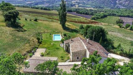 Location de vacances pour 11 personnes, avec terrasse et piscine à Roche-Saint-Secret-Béconne