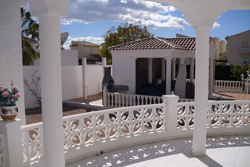 Beautiful villa with large outdoor kitchen for max. 10 people, swimming pool, air conditioning and wifi in Ciudad Quesada, Rojales