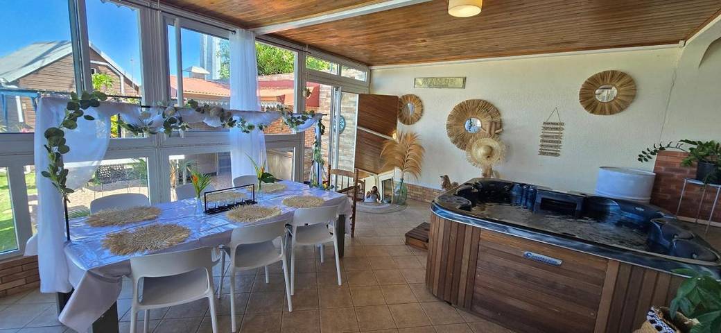 Location de vacances pour 12 personnes, avec vue ainsi que jardin et piscine, animaux acceptés à Petite-Île - 3