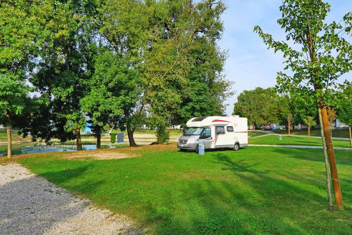 Camping voor 5 personen, with zwembad and sauna as well as kinderzwembad, met huisdier in Slovenië