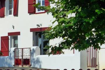 Gîte pour 6 personnes, avec terrasse à Ossès