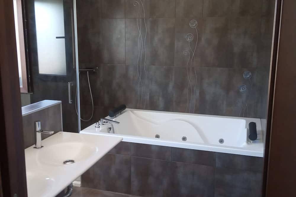 Villa Madodos con piscina privada. Un alojamiento especial y versátil. in Venta Santa Barbara, Loja