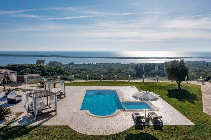 Villa voor 4 personen, with zwembad and uitzicht op zee as well as tuin op Corfu
