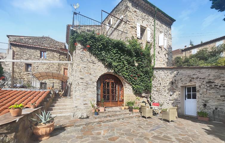 Location de vacances pour 8 personnes, avec terrasse ainsi que jardin et piscine à Cabrerolles