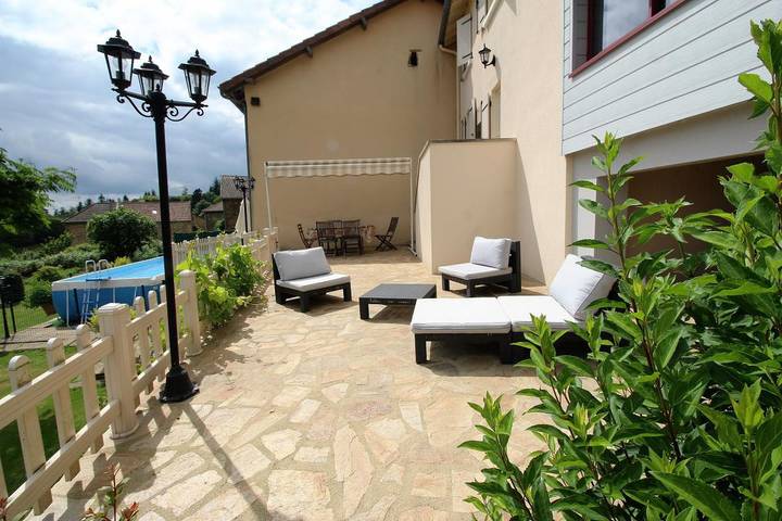 Gîte pour 6 personnes, avec terrasse ainsi que jardin et piscine, animaux acceptés à Dournazac - 4