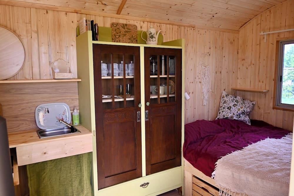 Bienen-Wagen mit Kamin & Sauna\nganzjährig nutzbar im Naturgarten in Dargun, Mecklenburgische Seenplatte