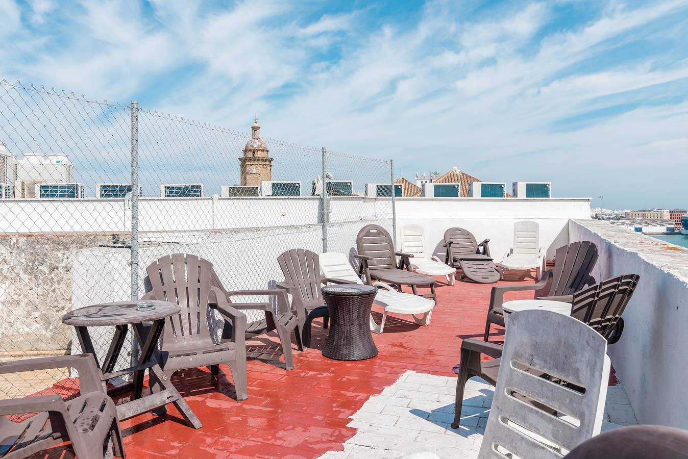 Apartamento entero, Maravilloso apartamento con vistas al mar, aire acondicionado, terraza, balcón y Wi-Fi; se admiten mascotas in Cádiz, Costa de la Luz
