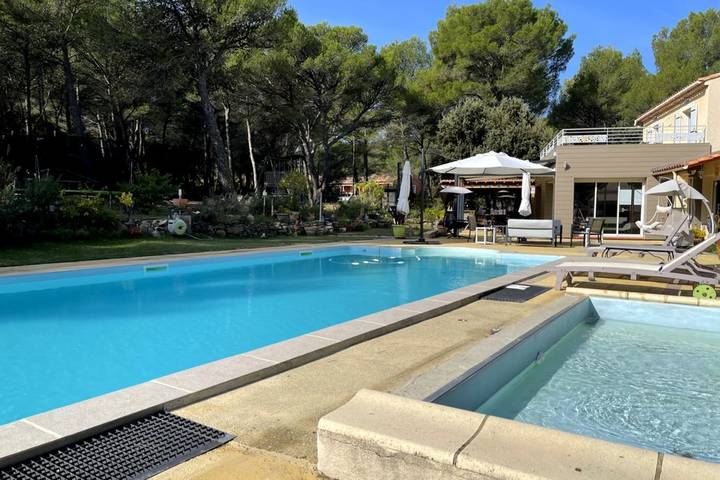 Location de vacances pour 8 personnes, avec piscine ainsi que jardin et terrasse, adapté aux familles à Lambesc - 3