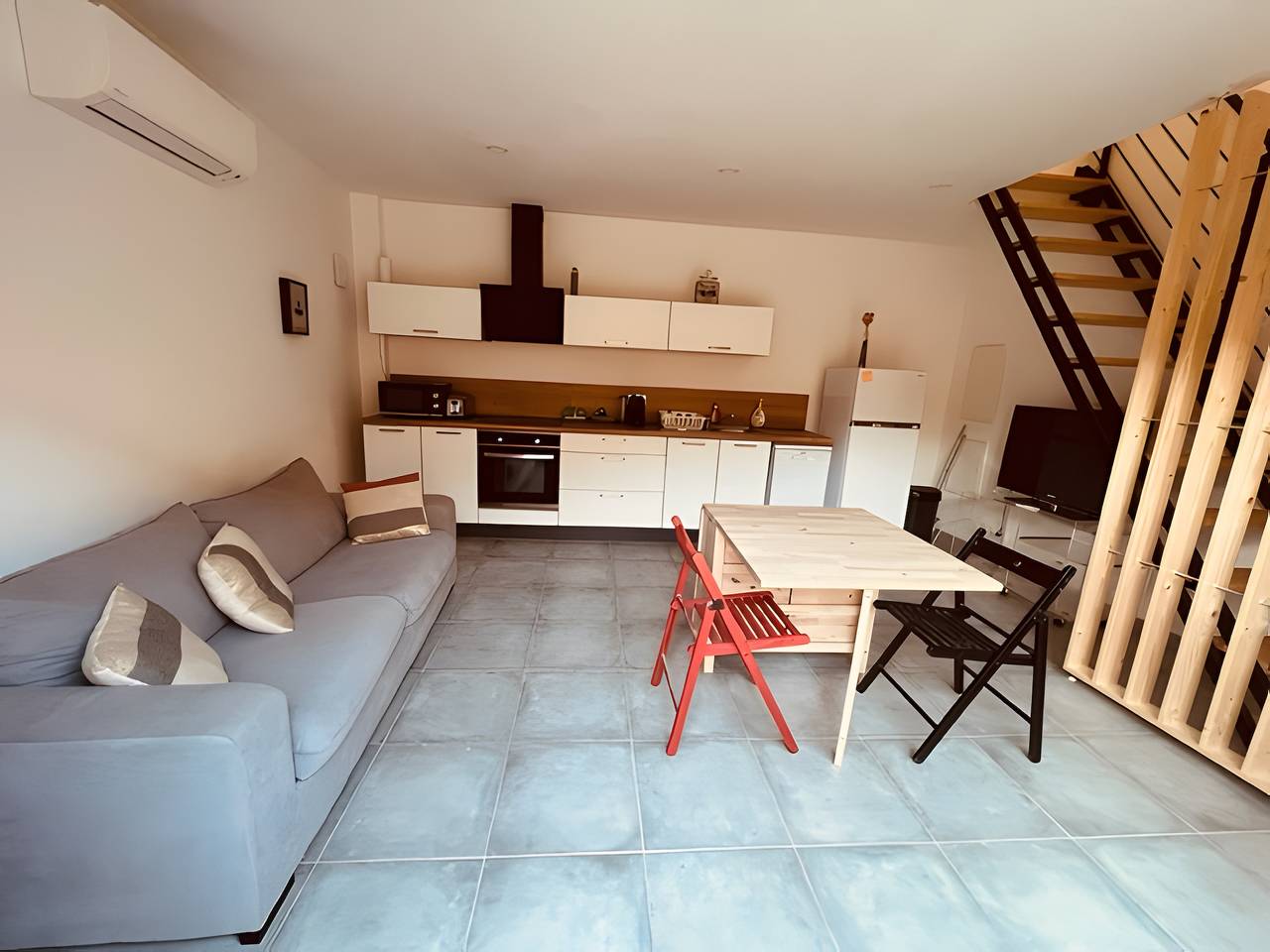 Appartement entier, Appartement 'Le Poulailler d'Alice' avec terrasse privée, Wi-Fi et climatisation in Saint-Geniès-de-Fontedit, Région de Béziers