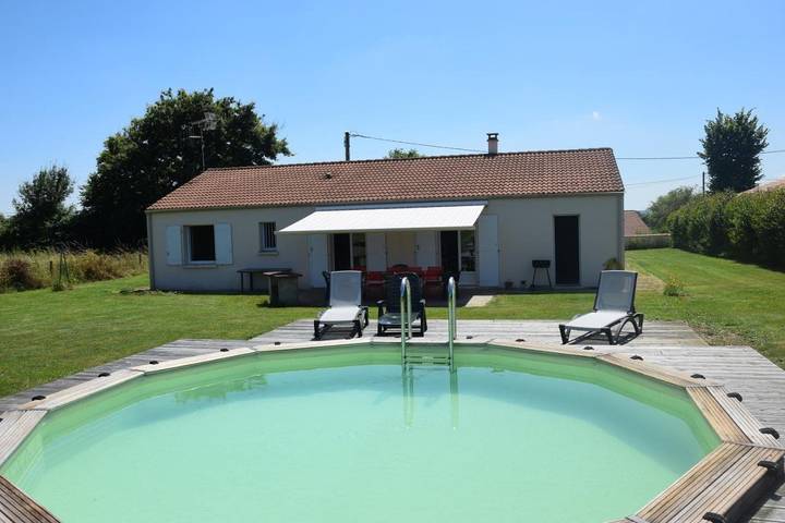 Location de vacances pour 6 personnes, avec jardin ainsi que piscine et vue, animaux acceptés à Cherveux