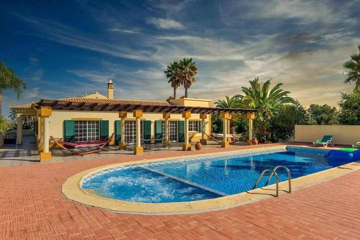 Bungalow para 2 pessoas, com piscina e jardim, com animais de estimação em Lagoa