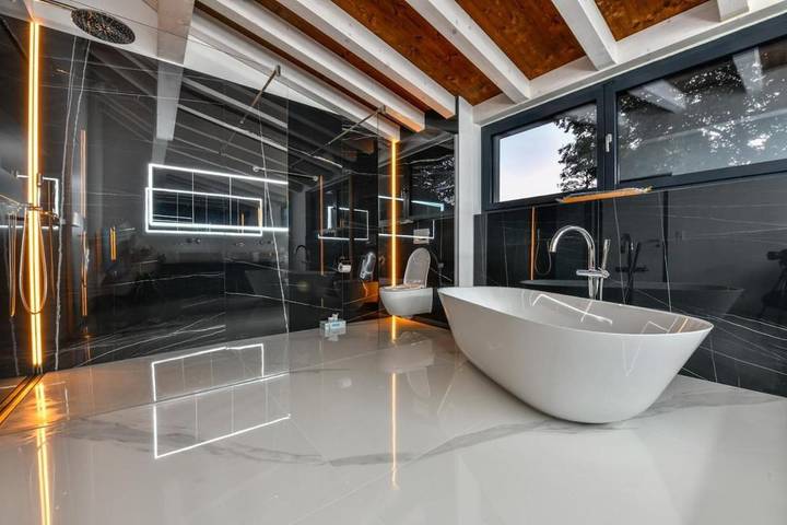 Villa für 16 Personen, mit Balkon und Whirlpool sowie Terrasse und Ausblick