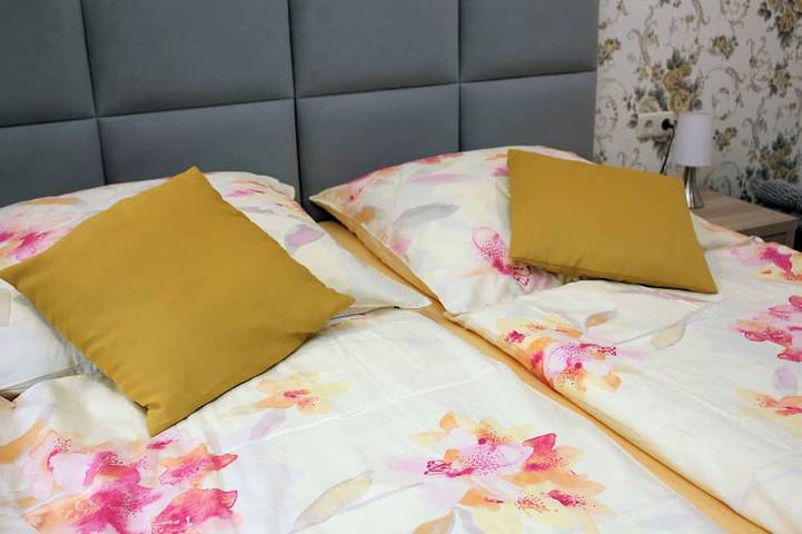 Ganze Wohnung, Ferienwohnung Rosenzimmer in Zotzenheim, Landkreis Mainz-Bingen