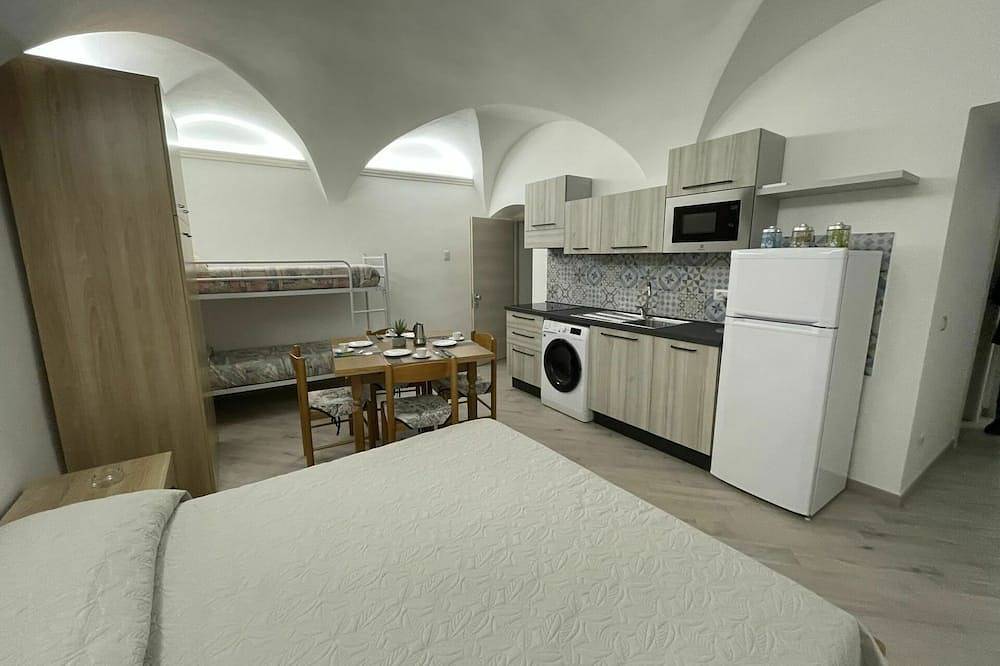 Entire apartment, Beautiful apartment for 8 people with A/C, Wifi and Tv in Spotorno, Riviera di Ponente