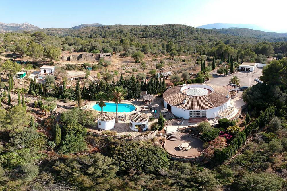 The Round House, extravagant, familienfreundlich und traumhaft schön gelegen.... in Benidoleig, Costa Blanca