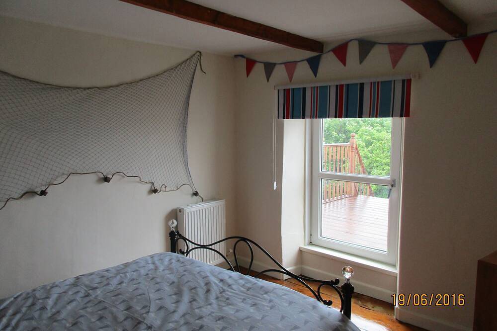 Newly renovated dog friendly cottage with spectacular sea views in New Quay, Cardigan Bay