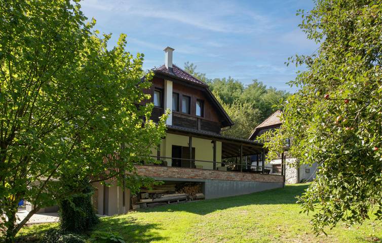 Ferienhaus für 8 Personen, mit Terrasse und Ausblick sowie Garten
